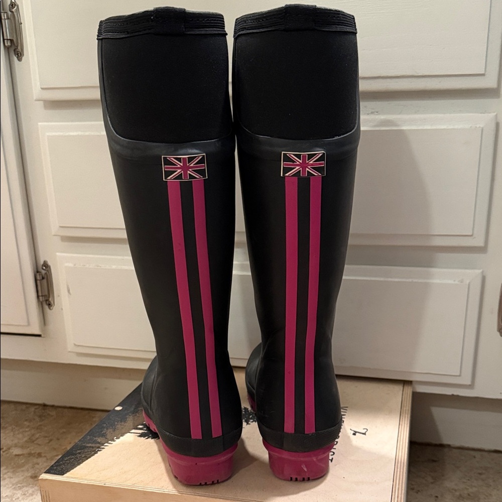 Joules Women's Black Boots with Pink Soles - Picture 4 of 6